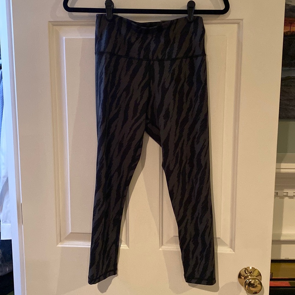 ZYIA Gray Sketch Light n Tight Capri Size 4 Hi-Rise